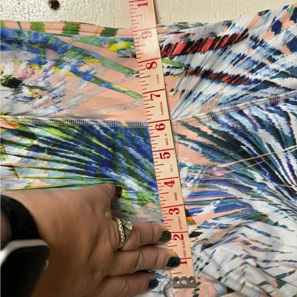 Fabletics Size Small Tropical Printed Capri Leggings Workout Gym Yoga - Picture 4 of 6